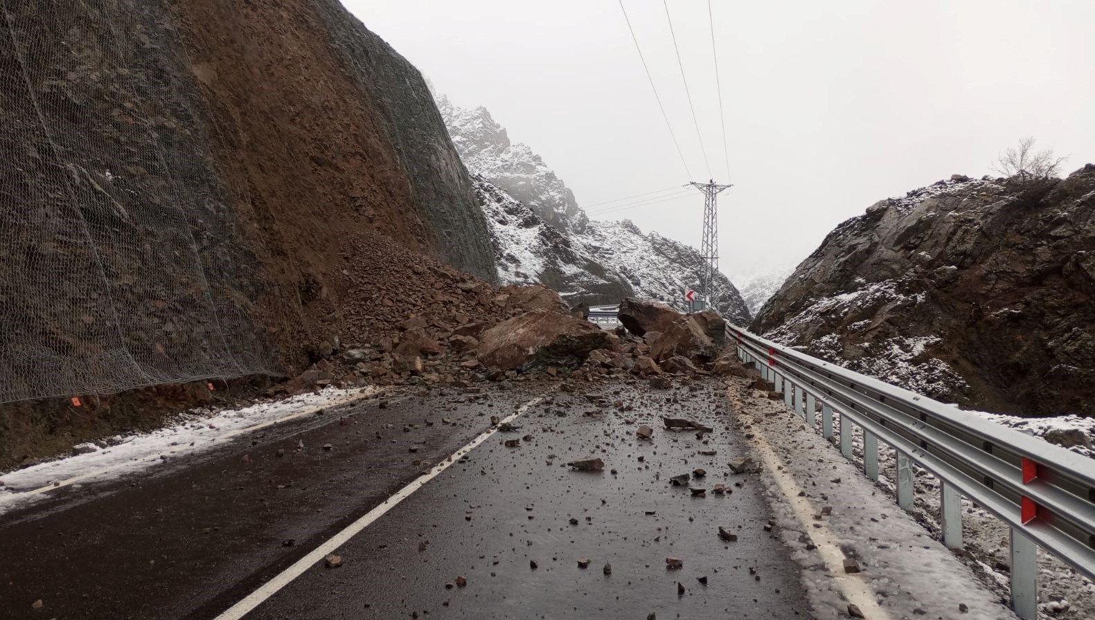 Artvin-Yusufeli karayolunda heyelan: Ulaşım kontrollü bir şekilde sağlanıyor